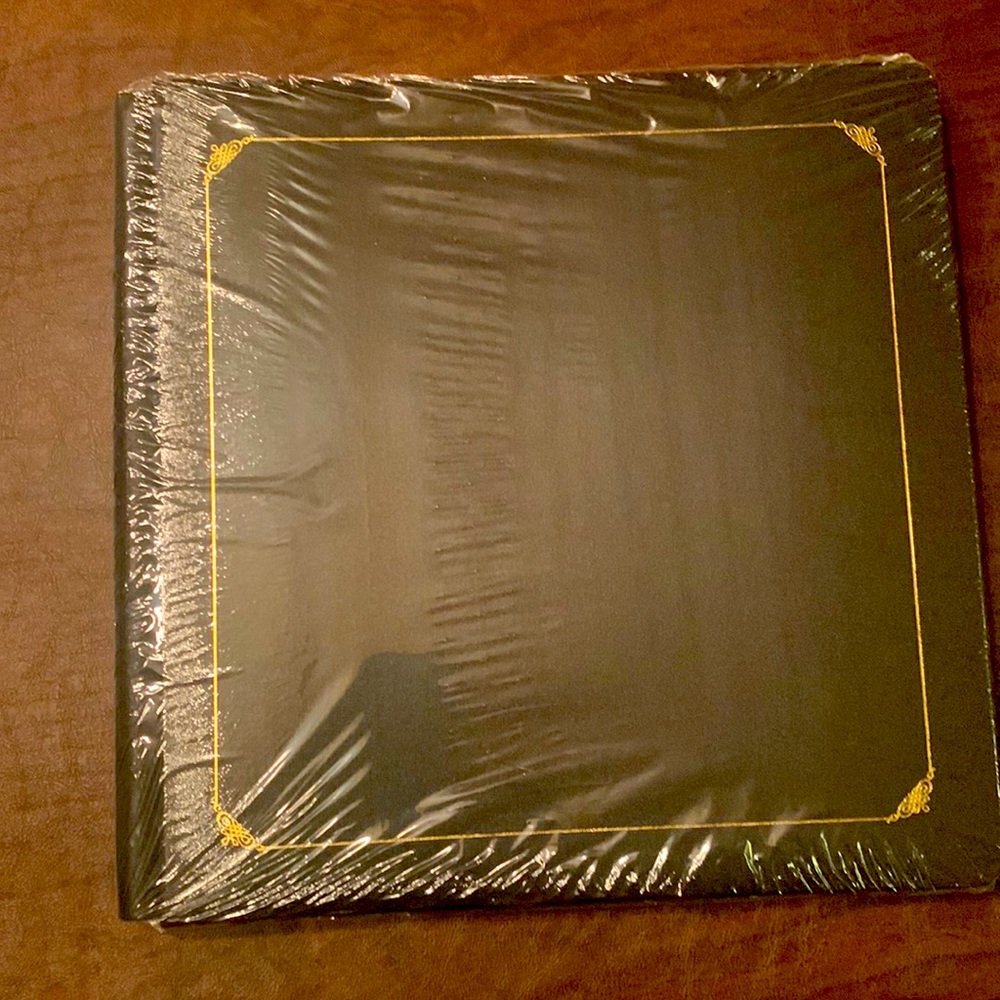NWOT Creative Memories Black Scrapbook Album, fits 12 x 12 pages.